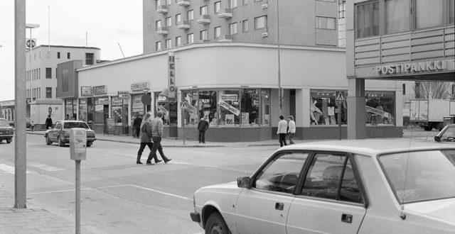 Kauppalankadun ja Keskikadun kulmauksessa ollut Lasipalatsin vanha liikerakennus pääsiäisenä 1984. Rakennuksessa toimi Expert Backman, Kultakello, Kouvolan kukkakauppa, Leninkiliike Annikki Lehtovirta Ky ja Hello-Shop. Takana Pilvenpiirtäjän asuin- ja liikerakennus ja oikealla Postipankin talo.
