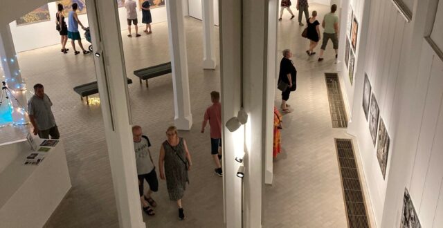 Vierailijoita taidemuseo Poikilossa Taiteiden yönä 2022