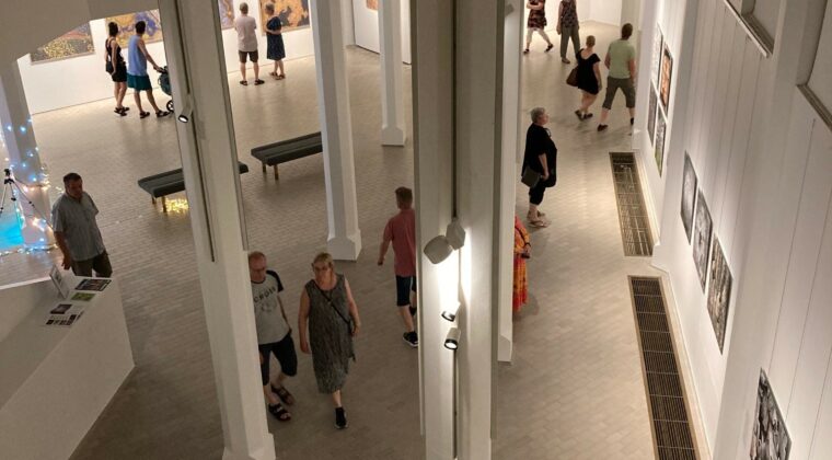 Vierailijoita taidemuseo Poikilossa Taiteiden yönä 2022