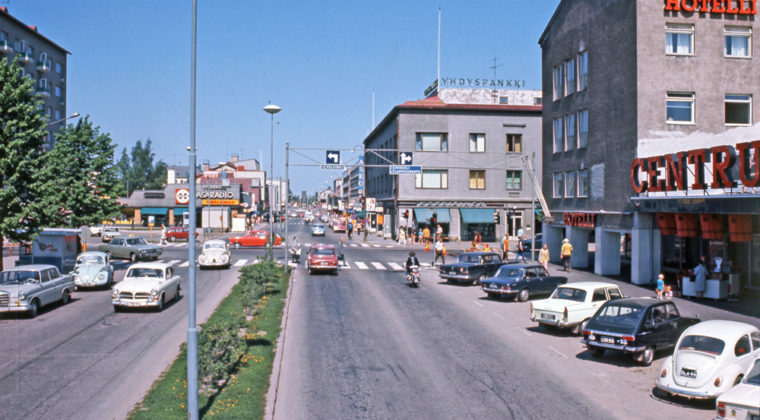 Kauppalankatua 1970-luvun alussa, autoja parkissa ja kadulla, Centrumin tavaratalo oikealla ja Kääriäisen talo taustalla.