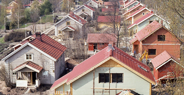Asuntomessut Kuusankosken Naukiossa v. 1983. Useita puutaloja asuntomessualueella.