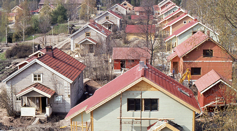 Asuntomessut Kuusankosken Naukiossa v. 1983. Useita puutaloja asuntomessualueella.