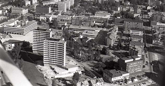 Ilmakuva Kouvolan keskustasta syyskuussa 1968. Torikadun kaksi tornitaloa, Pukimon talo ja Hansakeskuksen kaksi liiketaloa sekä muita liikerakennuksia.