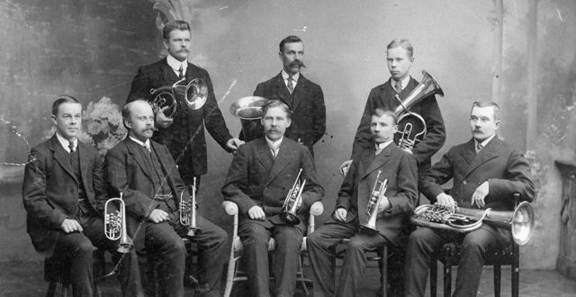 Kouvolan Soittokunta 120 vuotta. Rautatieläissoittokunta perustettiin Kouvolaan vuonna 1899 varikon päällikkö Edvard ”Pappa” Lundströmin toimesta. Soittokunta on toiminut vuosien saatossa monilla eri nimillä. Kuvassa Kouvolan VPK:n soittokunta vuonna 1912. Eturivi vasemmalta Elis Ranta, A. Pasanen, kapellimestari Otto Olenius, Karl Lindroos, Herman Ranta. Takarivi vasemmalta Magnus Martelius, A. Vallentin, Jalmari Nakko.