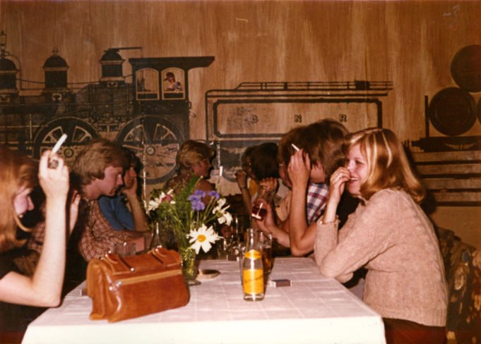 Nuoria Ravintola Red Carissa, joka toimi Kouvolan vanhan linja-autoaseman vintissä vjuosina 1969-1974