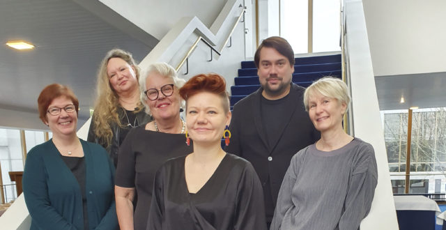 Kuvassa vasemmalta alkaen museonjohtaja Anu Kasnio, kulttuurikasvatuskoordinaattori Jaana Vuorio-Palmumaa, liikunta- ja kulttuurilautakunnan puheenjohtaja Sinikka Rouvari, taiteilija Eeva-Liisa Puhakka, taidekriitikko, galleristi ja kuraattori Veikko Halmetoja ja Taideyliopiston Kuvataideakatemian professori, taidegraafikko Annu Vertanen