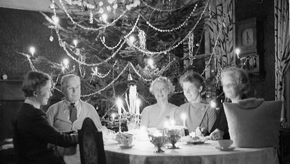 Lampisten perheen joulun viettoa 1950-luvulla Valkealan kartanon ruokasalissa. Joulupöydässä istuu vasemmalta lukien Margit Lampinen, kartanon omistaja K. J. Lampinen, Heidi Lampinen, tuntematon ja Laina Lampinen. Taustalla koristeltu joulukuusi.