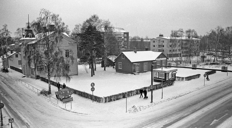 Pitkäsen talon pihapiiri Koulukadun ja Valtakadun risteyksessä talvella 1984. Pitkäsen talossa toimi 1970-luvulla Osto- ja myyntiliike Luhti. Pihapiirissä oli myös Valkealan autopurkaamon varaosamyymälä sekä Kosken Kukka. Tontille alettiin rakentaa 1980-luvun puolivälissä Karakeskuksen asuin- ja liikerakennusta, jossa toimi mm. Anttilan tavaratalo.