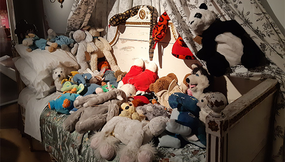 Pehmolelujen yö kaupunginmuseo Poikilosssa. Kuvassa näyttelyssä olevan makuuhuoneen sängyn päällä monta pehmolelua.