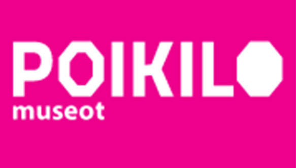 Pinkki tausta ja valkoinen teksti, Poikilo-museoiden logo.