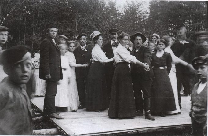 Pareja tiiviissä rykelmässä lavatansseissa vuonna 1911.