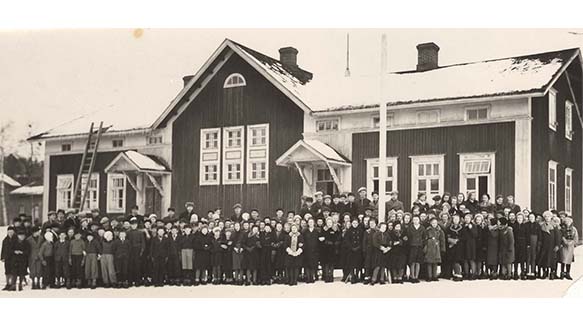 Kuusankosken lukio 100 vuotta. Kuusankosken Yhteiskoulu aloitti toimintansa syksyllä 1920 Kuusankosken seuratalossa, josta se muutti Vanhaan kasarmiin marraskuussa 1925 toimien siinä vuoteen 1941 saakka. Yhteiskoulun oppilaita Vanhan kasarmin sisäpihan puolella. Rakennuksen katon keskiosassa oli harjakatto, kun taas Marskinkadun puolella keskiosassa oli mansardikatto.