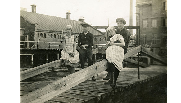 Kaksi nuorta tehtaalaispariskuntaa yhteiskuvassa Kymin selluloosatehtaan sisäpihan välisillalla vuonna 1927.