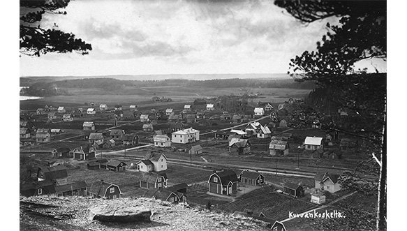 Kunnanpellon alue Kuusankoskella 1930- ja 1970-luvun alussa. Etualalla keskiaikainen Naukionvuorenotsan rajakivi. Keskellä on keväällä 1930 valmistunut Kuusankosken Osuusliikkeen valkea kaksikerroksinen kivitalo Kettumäentiellä. Siitä oikealle lehdettömän koivikon suojassa on Kettulan entinen maatalo ja sen takana Maunukselan talonpoikaiskylän rippeet. Pappilanpelto on vielä rakentamattomana heinäpeltona.