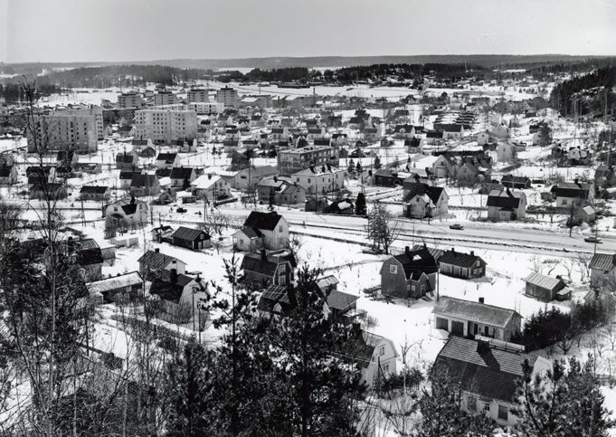 Talvella 1970-luvun alussa otetussa kuvassa on kerrostaloja alkanut ilmestyä eteläisen Kunnanpellon alueelle, ja Kettumäentien varteen on tullut rivitaloja. Pappilanpellon asuinalue on myös hahmottunut.