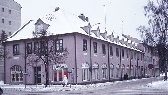 Talvinen näkymä vanhasta Kirjapainotalosta 1980-luvun puolivälissä. Rakennuksessa toimivat tuolloin kangaskauppa Hal-Pala, Kuva-Sävilä ja Eetun Halpahalli. Kuvaaja Heikki Rautio.