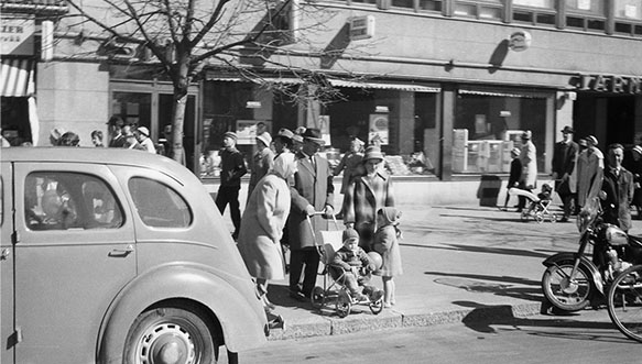 Vapun viettoa Kouvolassa 60 vuotta sitten! Näkymä As Oy:n Oikokulman talon edestä vappuna 1961. Valtakatu 26:ssa (Nykyinen Kouvolankatu 26) sijaitseva liike- ja asuinrakennus valmistui vuonna 1954.