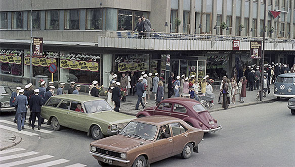 Poikilo-museoiden valokuvakokoelmista kesäkuun 2021 kuukauden kuva. Ylioppilaita menossa Askon liiketalossa sijainneeseen Mannerbaarin vuonna 1971.