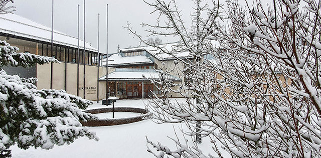 Talvinen Kouvolatalon piha