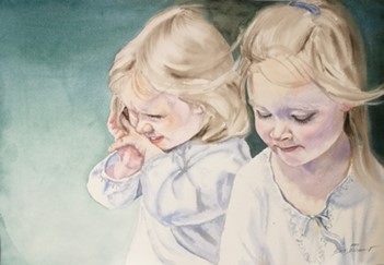 Kuvassa kaksi hymyilevää vaaleahiuksista lasta lähekkäin. Lapsilla on molemmilla päällään valkoista.