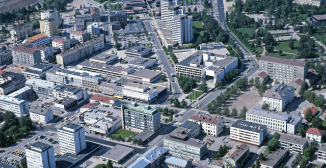 Kuva Kouvolan keskustasta 1980-luvun puolivälissä. Kouvola kuvattuna ilmasta. Kuva on otettu päivällä.