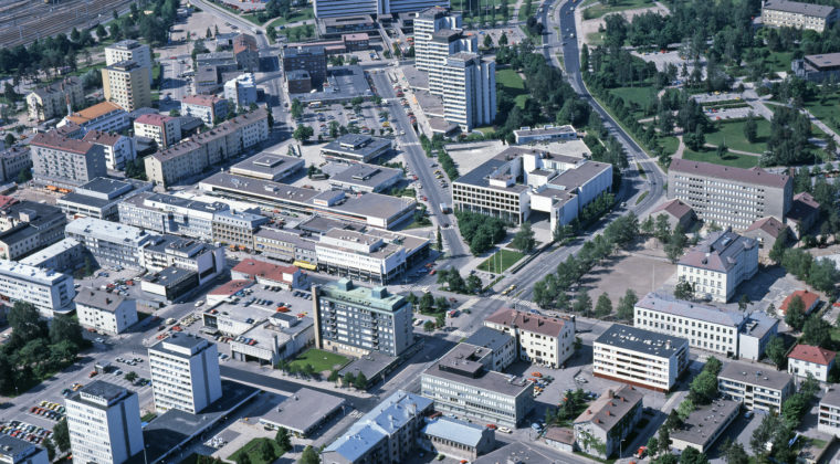 Kuva Kouvolan keskustasta 1980-luvun puolivälissä. Kouvola kuvattuna ilmasta. Kuva on otettu päivällä.