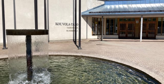 Kouvolatalon pääsisäänkäynti ja suihkulähde