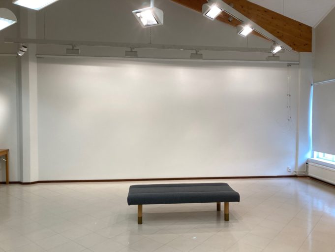 Poikilo-gallerian pitkä seinä kuvattuna
