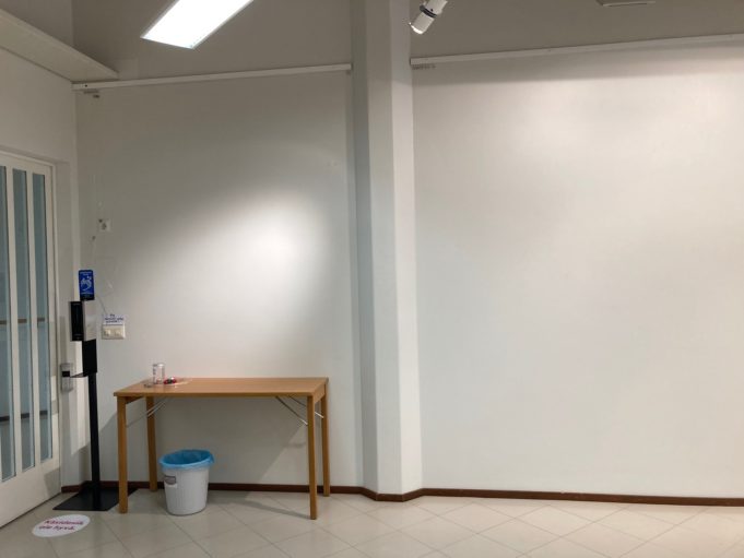 Seinä pöydän yläpuolella kuvattuna