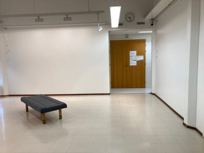 Ovea vastapäätä oleva seinä kuvattuna.
