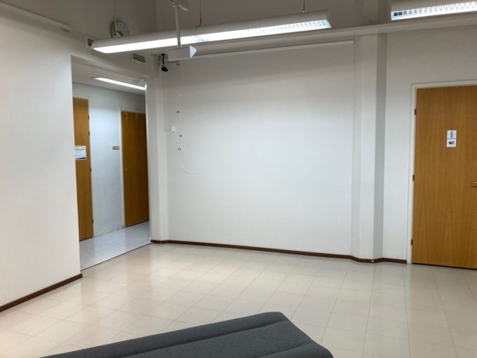 Lyhyt seinä Poikilo-galleriassa kuvattuna.