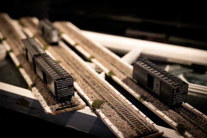 Lähikuva Train pelin osista. Kuvassa junakiskoa ja junia.