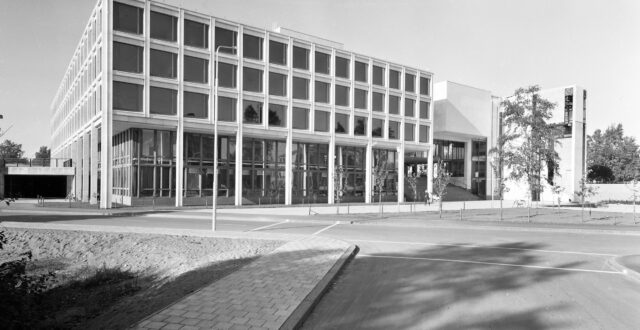Kaupungintalon julkisivua Torikadulta nähtynä. Oikealla kellotorni, jonka vierestä nousee portaat sisäpihalle.
