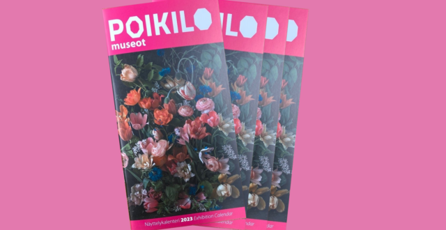 Pinkillä pohjalla pinossa Poikilo-museot 2023 näyttelykalentereita.