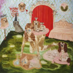 Värikäs taideteos jossa on paljon katsottavaa, Keskiössä tarjotinta kantava koirakasvoinen nainen ja lattialla istuva koira.
