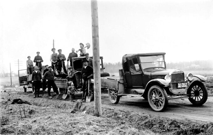 Voikkaalaisten autoilijoiden tienkunnostustalkoot huhtikuussa 1930. Kuvaaja Lauri Tollman.