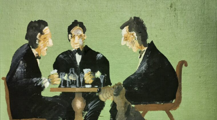 Kolme miestä puvut päällä pyöreän pöydän ympärillä. Pöydällä laseja.