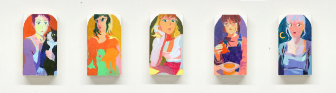 Viisi värikästä pientä rinnakkaista kuvaa istuvista naisista.