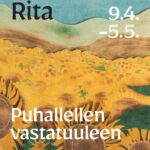 Rita Pulkkisen näyttelyesite. Näyttelyn tiedot ja keltaisia kukkia niityllä.