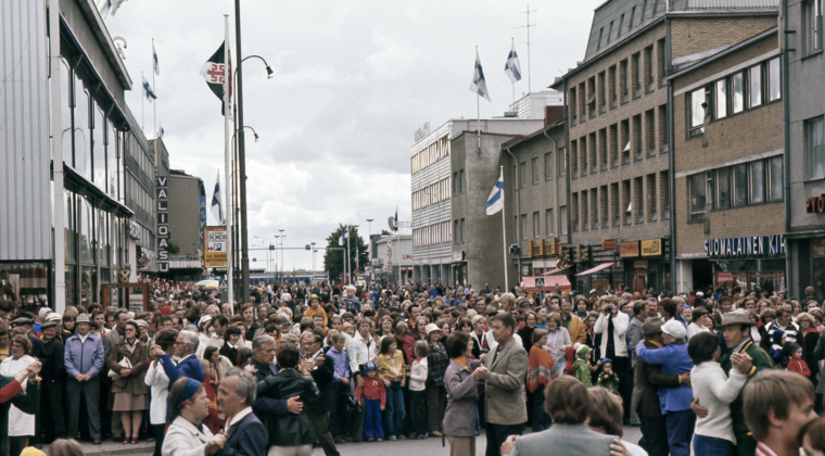 Ihmisiä Kouvolan keskustassa tanssimassa ulkona kadulla.