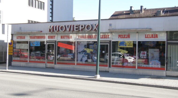 Valokuva Kouvolan katukuvasta jossa näkyy Muoviepox-liike.