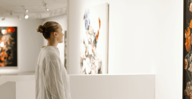 Nainen Kouvolan taidemuseossa katsomassa taidetta.