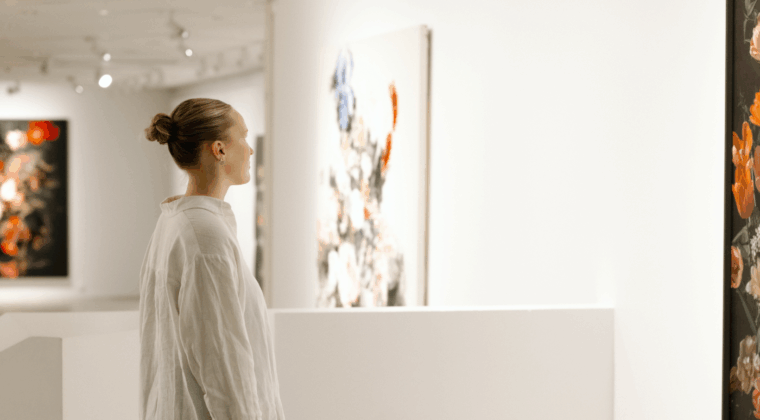 Nainen Kouvolan taidemuseossa katsomassa taidetta.