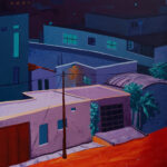 Tumma kaupunkikuva laatikkomaisista rakennuksista joita katuvalo valaisee.