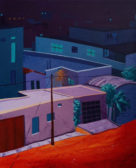 Tumma kaupunkikuva laatikkomaisista rakennuksista joita katuvalo valaisee.