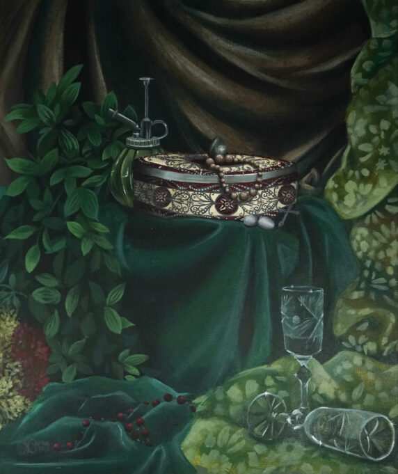 Vihreä sävyinen maalaus jossa korulipas ja kaksi juomalasia.