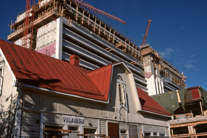 Kaupunkikuva Kouvolasta Pohjola-talon rakentamisen aikana.