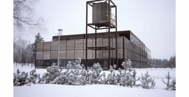 Talvinen valokuva Kouvolan keskuskirkosta.