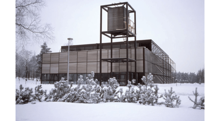 Talvinen valokuva Kouvolan keskuskirkosta.