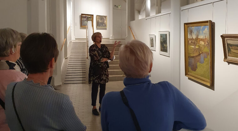 Opastus taidemuseossa.